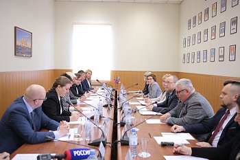 Глава регионального парламента Сергей Дубовой и депутаты областной Думы встретились с делегацией Совета губернии Финнмарк (Норвегия) во главе с г-жой Рагнхильд Вассвик