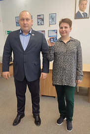 Александр Богович вручил партийный билет жительнице Оленегорска.