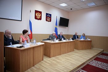 Об организации деятельности по обращению с твердыми коммунальными отходами на территории муниципальных образований шла речь на рабочем совещании в областной Думе