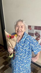 Роман Пономарев поздравил   Пахолову Екатерину Михайловну, участницу Великой Отечественной войны, с Международным женским днём