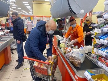 Член фракции №ЕДИНАЯ РОССИЯ" - волонтер  Андрей Чернев помог матери с двумя детьми