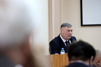 Координатор партпроекта "Локомотивы роста" Владимир Мищенко проинформировал депутатов об основных положениях Закона РФ о поправке к Конституции РФ «О совершенствовании регулирования отдельных вопросов организации и функционирования публичной власти»