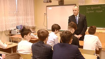 Спикер регионального парламента Сергей Дубовой провел урок  мужества "Горячее сердце" девятиклассникам средней школы ЗАТО Видяево