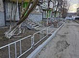 Роман Пономарев : ограждения в палисадниках дома №4 по улице Самойловой восстановлены благодаря проекту "Инициативы двора"