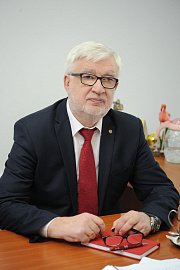 Член фракции "ЕДИНАЯ РОССИЯ" Виктор Сайгин приобрел для школьников из нуждающихся в поддержке семей 10 планшетов 