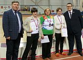 Первый заместитель Председателя областной Думы Владимир Мищенко и депутат регионального парламента Герман Иванов наградили участников традиционной спартакиады "Фестиваль неограниченных возможностей"