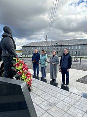 Региональные парламентарии почтили память танкистов