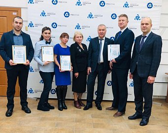 Василий Омельчук вручил ключи от квартир для врачей медсанчасти в Полярных Зорях