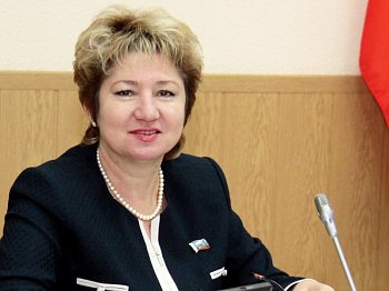 "Волонтер дня" - член фракции "ЕДИНАЯ РОССИЯ" Наталия Ведищева  подарила волонтерам - сотрудникам Оленегорского центра социального обслуживания населения маски, перчатки, дезинфицирующие средства