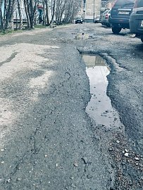 К Роману Пономареву обратились жители округа с жалобой на состояние дорожного покрытия во дворах
