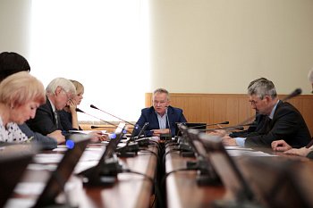В областной Думе состоялось заседание комитета по труду, вопросам миграции и занятости населения под председательством Александра Макаревича