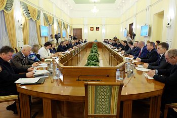 Председатель Думы Сергей Дубовой и председатель профильного комитета Думы Валерий Пантелеев приняли участие в заседании регионального Правительства