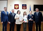 Первый заместитель Председателя Думы Владимир Мищенко наградил победителей и призеров конкурса «Медиа-Арктика»