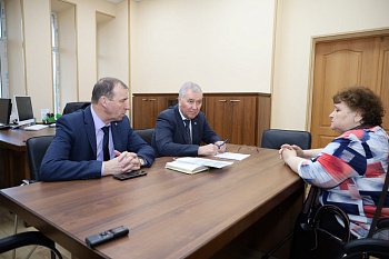 Василий Омельчук провел прием граждан в Полярных Зорях