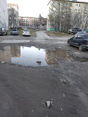 О разбитых дворовых проездах в Апатитах