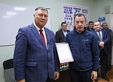 Первый вице-спикер областной Думы Владимир Мищенко поздравил с наступающим профессиональным праздником коллектив автобазы 
