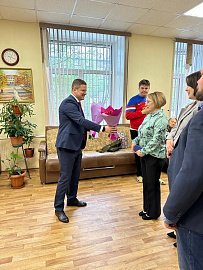 Станислав Гонтарь лично поздравил социальных работников с праздником   Депутат Мурманской областной Думы от ЛДПР Станислав Гонтарь поздравил сегодня с Днём социального работника коллектив социально - реабилитационного отделения Мурманского комплексного це