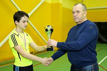 Председатель областной Думы Сергей Дубовой наградил победителей турнира по мини-футболу 