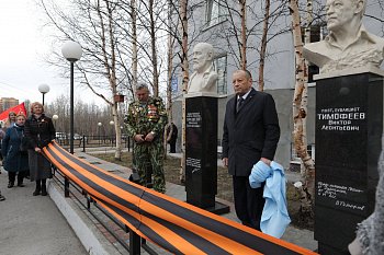 В Мурманске на Аллее писателей открыт мемориальный бюст краеведу Кольского Заполярья Михаилу Орешете