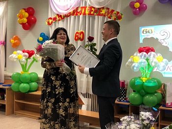 Депутат регионального парламента Андрей Фоменко в Заполярном поздравил коллектив детского сада "Теремок" с юбилеем