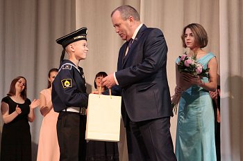 На конкурсе военно-патриотической песни Сергей Дубовой вручил специальный приз Думы юному нахимовцу