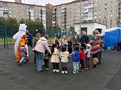 Я многие годы отдал профессии педагога. Знаю, как детей развивает не только учёба, но мероприятия, где ребята выражают себя, проявляют творческие способности и разные умения