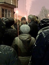 Роман Пономарев встретился с жильцами дома, в котором почти год нет горячего водоснабжения