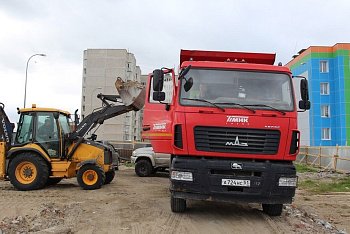 Спикер Думы Сергей Дубовой и председатель профильного комитета регионального парламента Лариса Круглова проинспектировали ход работ по возведению бассейна в Кольском районе 