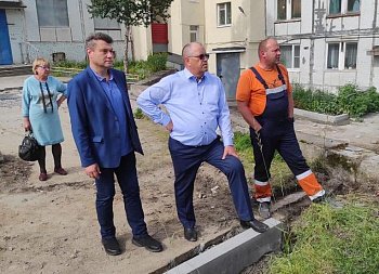 Спикер областной Думы Сергей Дубовой оценил темпы летней ремонтной кампании в ЗАТО Видяево в ходе рабочей поездки