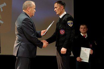 Спикер регионального парламента Сергей Дубовой поздравил со 100-летием пожарной охраны Мурмана