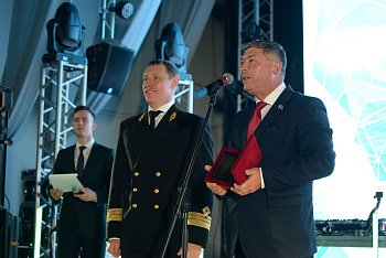 Первый заместитель Председателя областной Думы Владимир Мищенко поздравил коллектив Мурманского морского торгового порта с профессиональным праздником