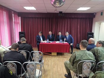 Владимир Мищенко принял участие во встрече с жителями и командованием соединений поселка Оленья Губа 
