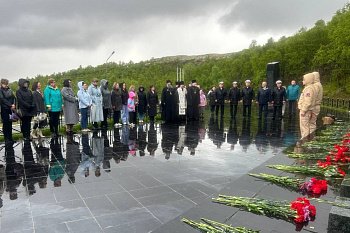 В Видяево почтили память членов экипажа подводной лодки К-131 