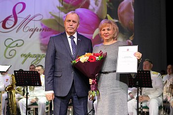 Сергей Дубовой поздравил женщин-военнослужащих и служащих  с наступающим праздником