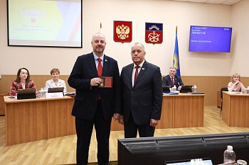 Депутатов областной Думы наградили за помощь военным