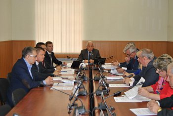 19 сентября в областной Думе состоялось заседание комитета по природопользованию, экологии, рыбохозяйственному и агропромышленному комплексу под председательством Валерия Пантелеева