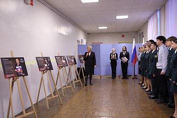 Работа фотовыставки "Отец Героя" проходит в образовательных учреждениях региона