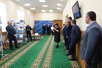 В региональном парламенте открылась книжная выставка, посвященная 85-летию Мурманской области