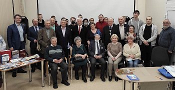 1 апреля депутат Мурманской областной Думы Михаил Белошеев поздравил известного журналиста Василия Сергеевича Белоусова с юбилеем и принял участие в презентации книги «По ту сторону границы»