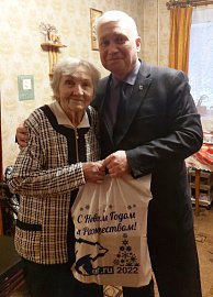 Михаил Викторович поздравил участников Великой Отечественной войны с наступающим Новым годом. Поблагодарил за личное участие в патриотическом воспитании молодежи