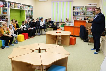 Депутат Мурманской областной Думы Герман Иванов прочитал детям отрывок из любимой книги детства