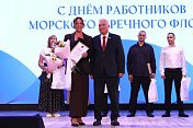 Работники Мурманского морского торгового порта принимают поздравления с профессиональным праздником