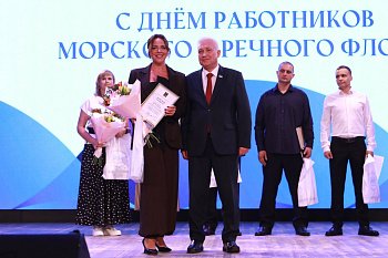 Работники Мурманского морского торгового порта принимают поздравления с профессиональным праздником