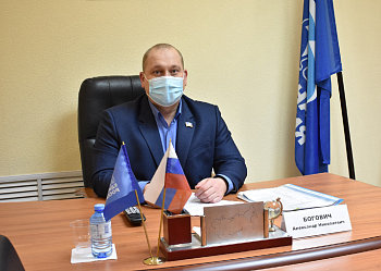 Александр Богович провёл дистанционный приём граждан, посвящённый вопросам ЖКХ, на базе Региональной общественной приёмной.