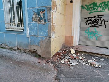 Роман Пономарев совместно с активистами ОНФ добивается ремонта обрушающегося фасада жилого дома в Мурманске, вдоль которого ежедневно ходят дети 