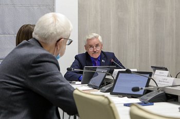 Состоялось заседание комитета по вопросам безопасности,  военно-промышленного комплекса, делам военнослужащих и ЗАТО  под председательством Михаила Ильиных