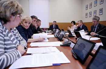 Состоялось очередное заседание комитета Думы по законодательству и государственному строительству под председательством Владимира Мищенко