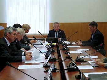 В областной Думе состоялось заседание комитета по труду, вопросам миграции и занятости населения под председательством Александра Макаревича