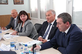 Василий Омельчук в Полярных Зорях выступил с докладом на совещании, посвященном корректировке Стратегии социально-экономического развития региона.