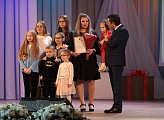 Региональные парламентарии поздравили северянок с Днем матери